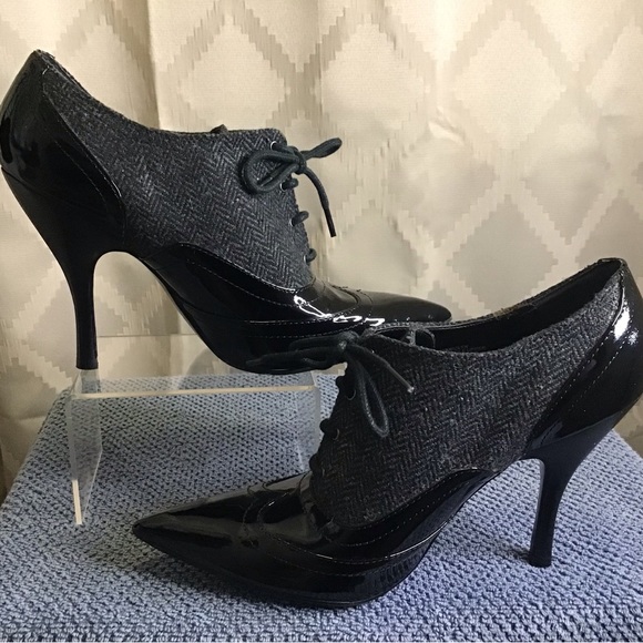 Guess Briclyn Pointed Toe Wingtip Lace Up Heels - Picture 8 of 16